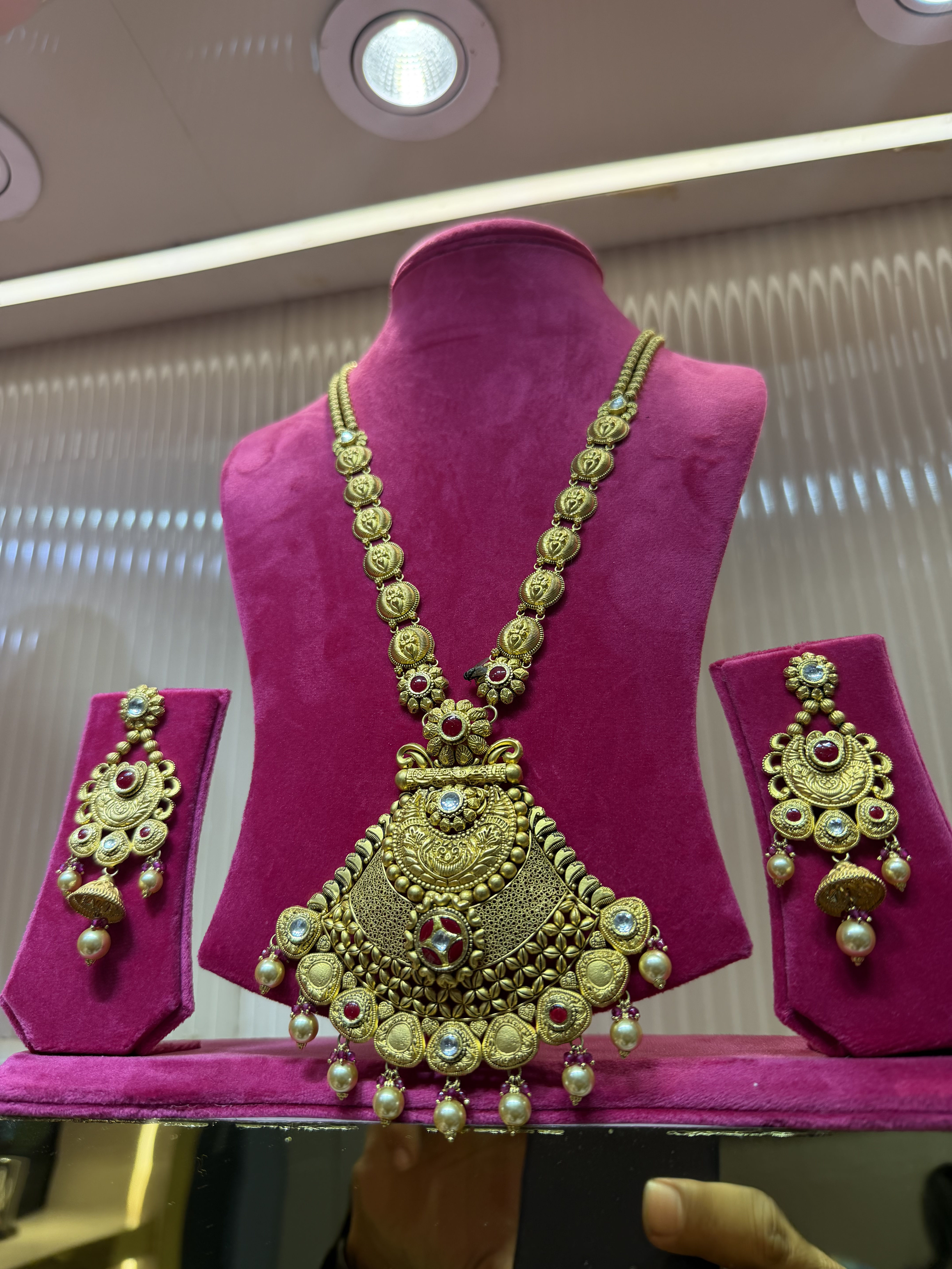 Collection necklace piece