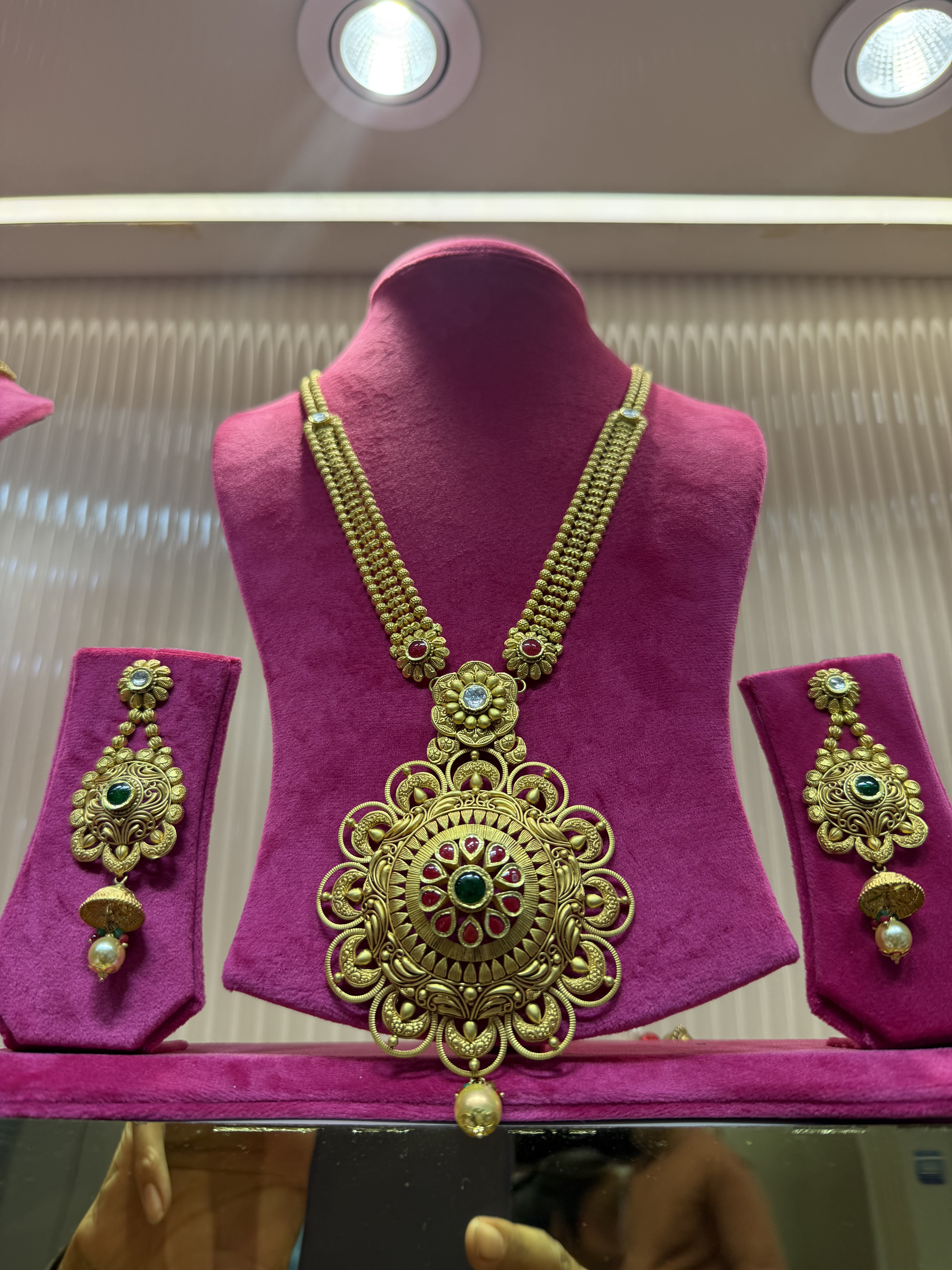 Collection necklace piece
