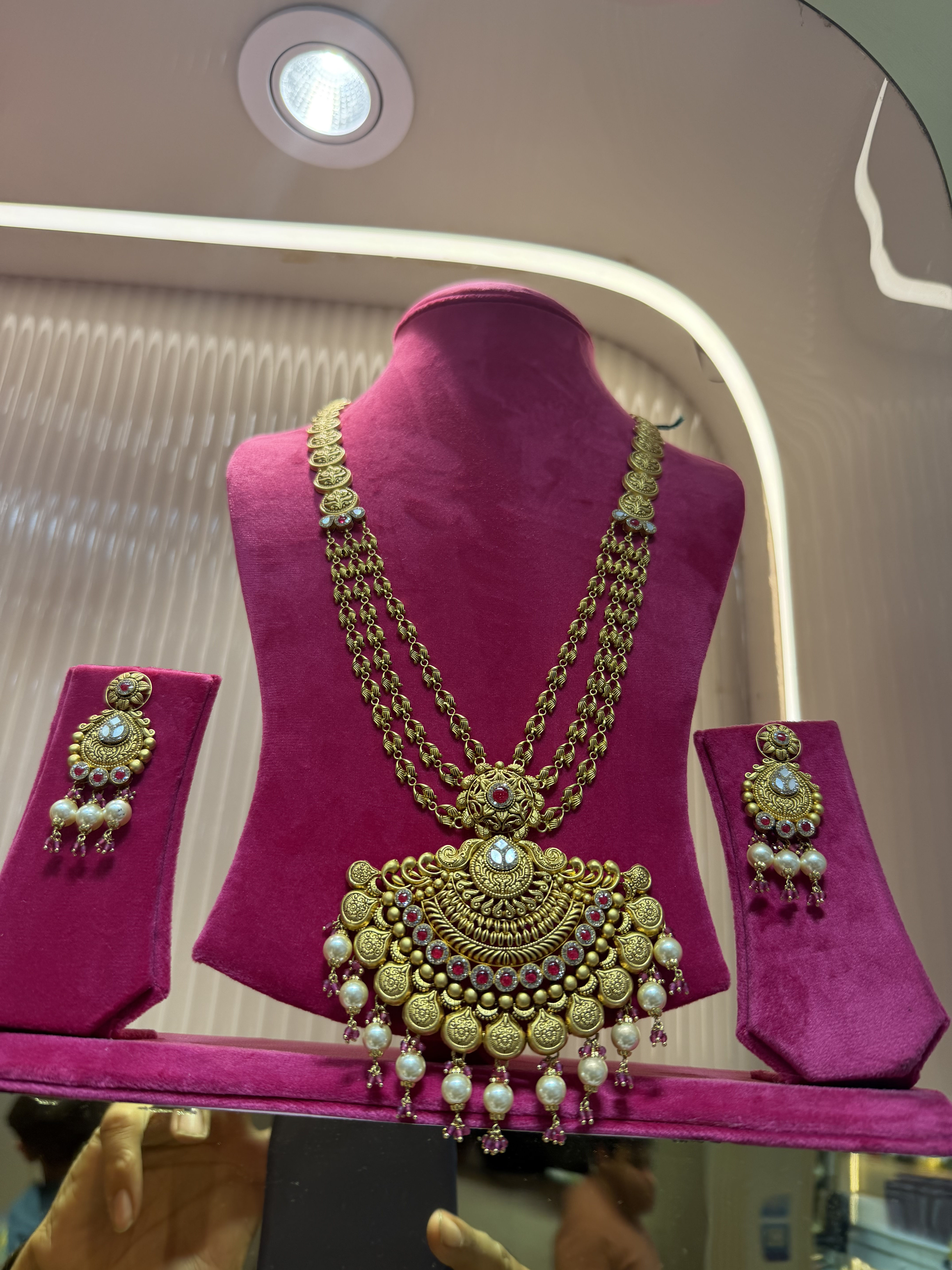 Collection necklace piece