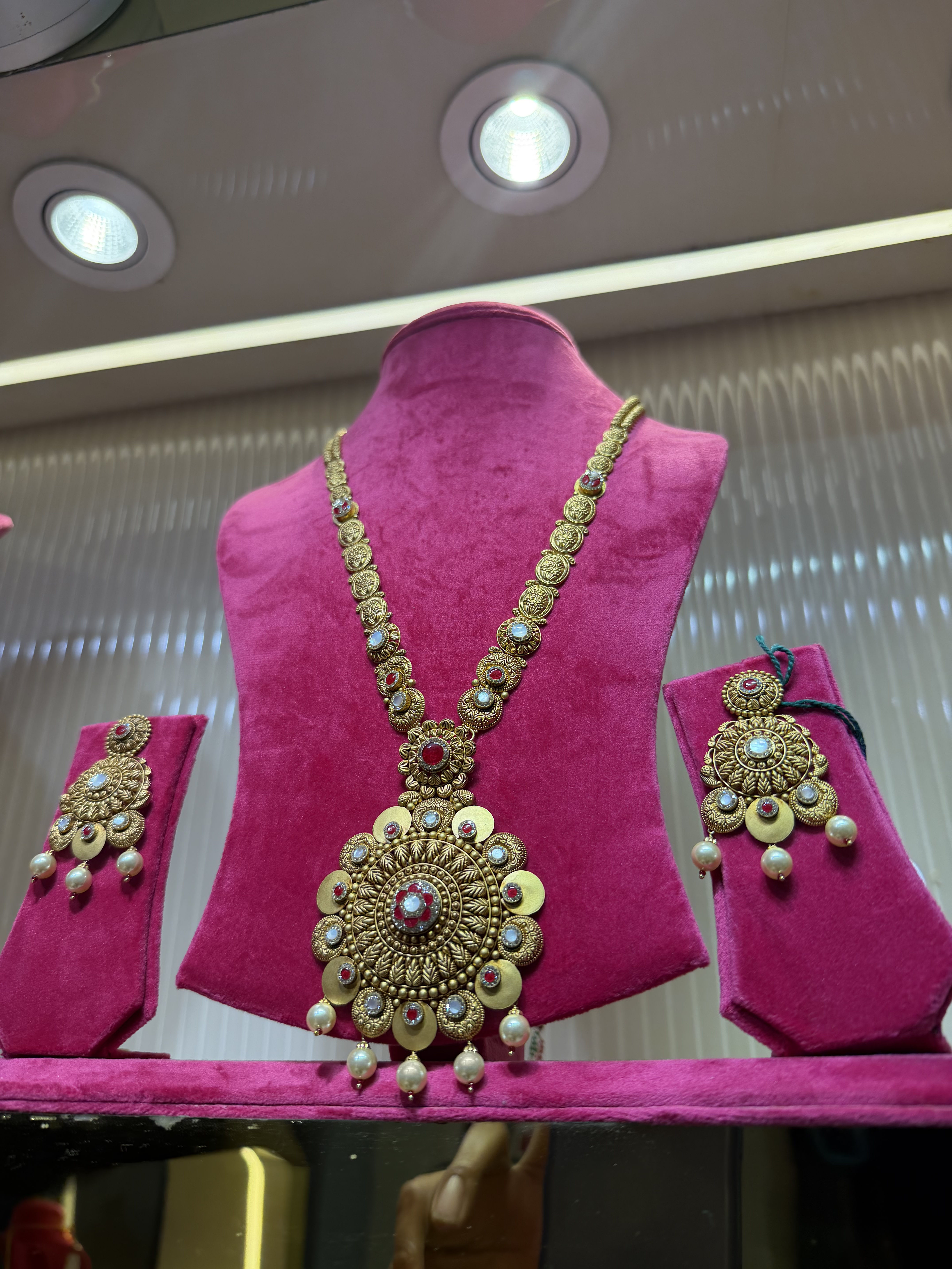 Collection necklace piece