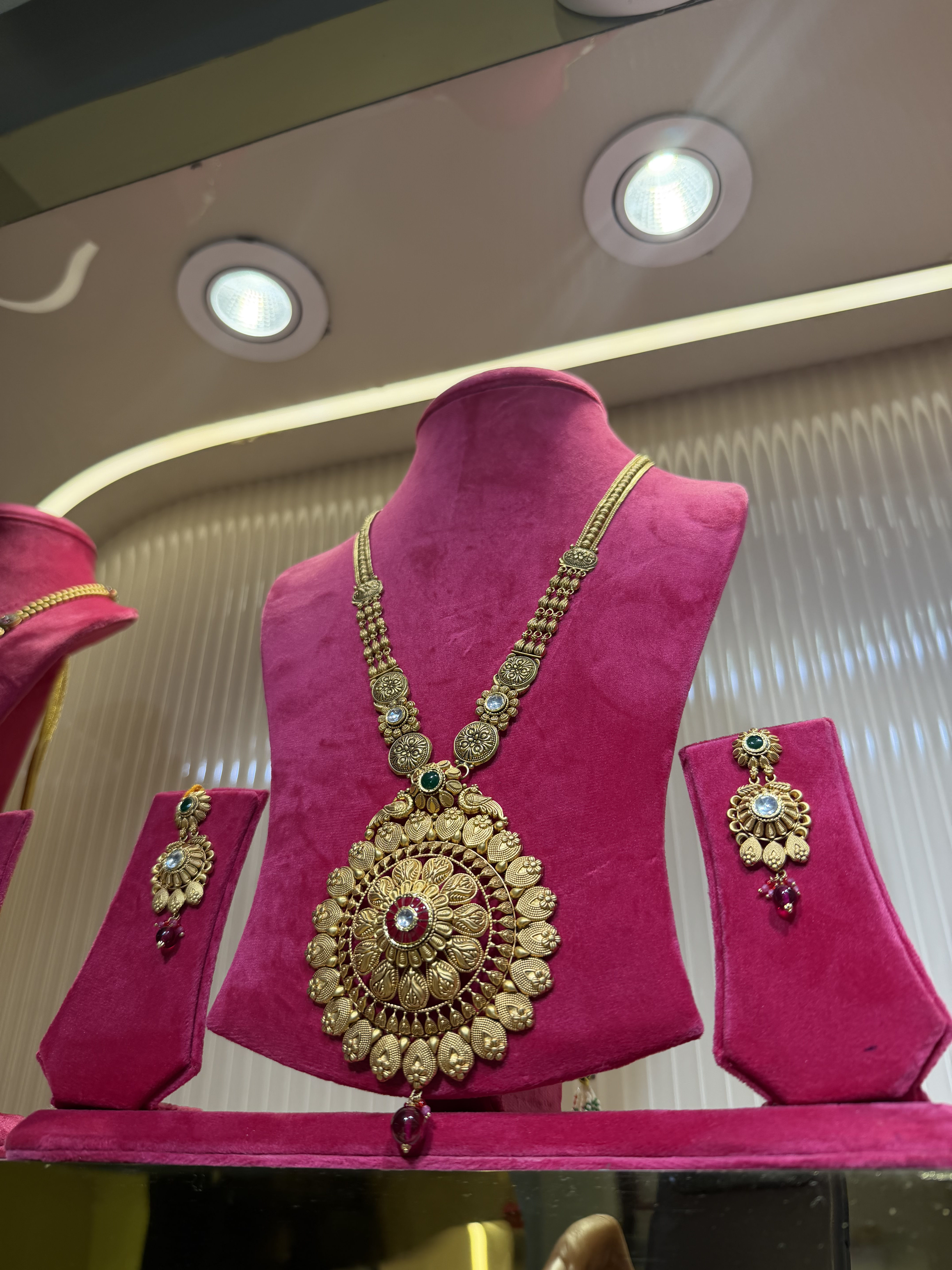Collection necklace piece
