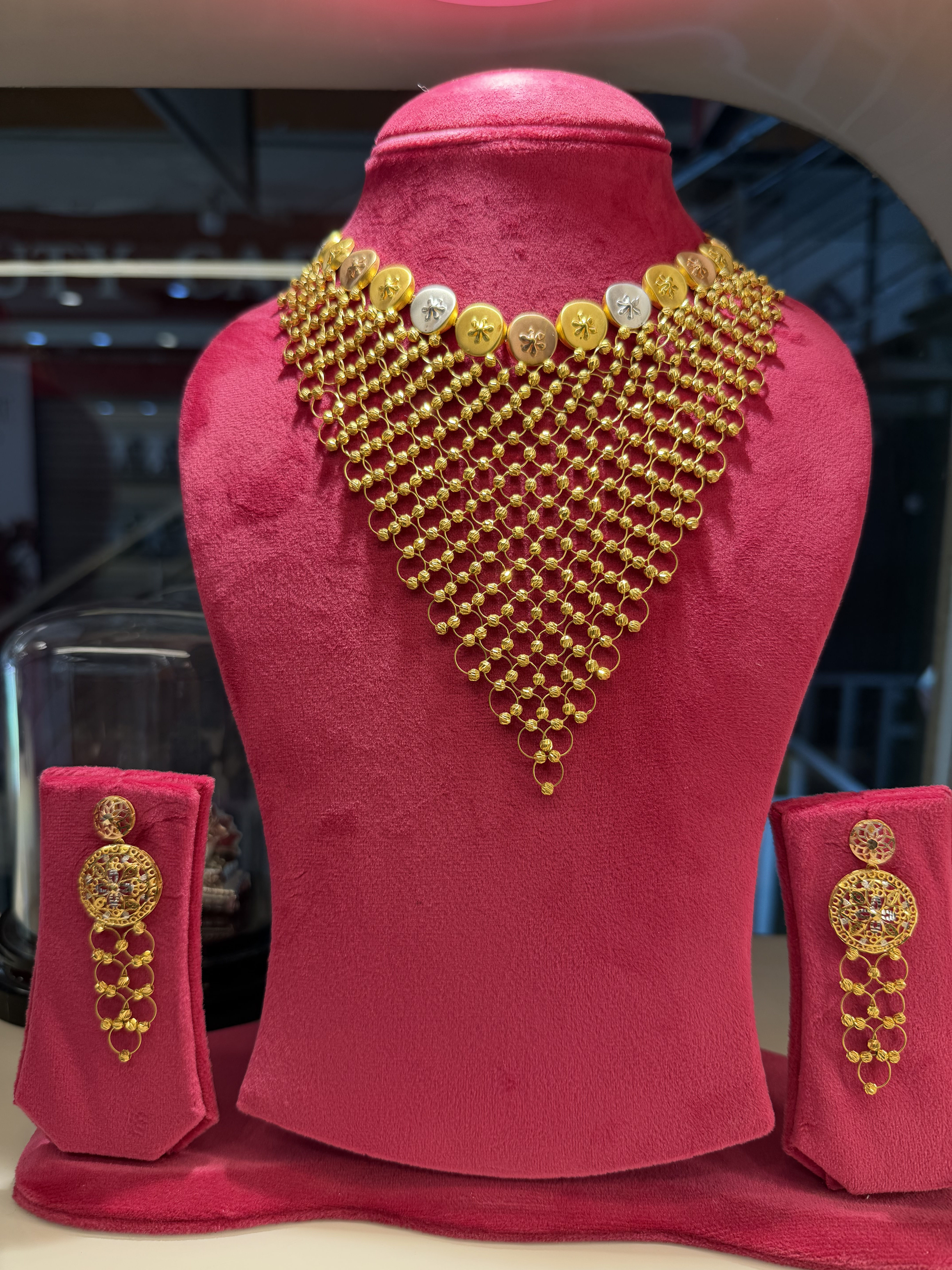 Collection necklace piece