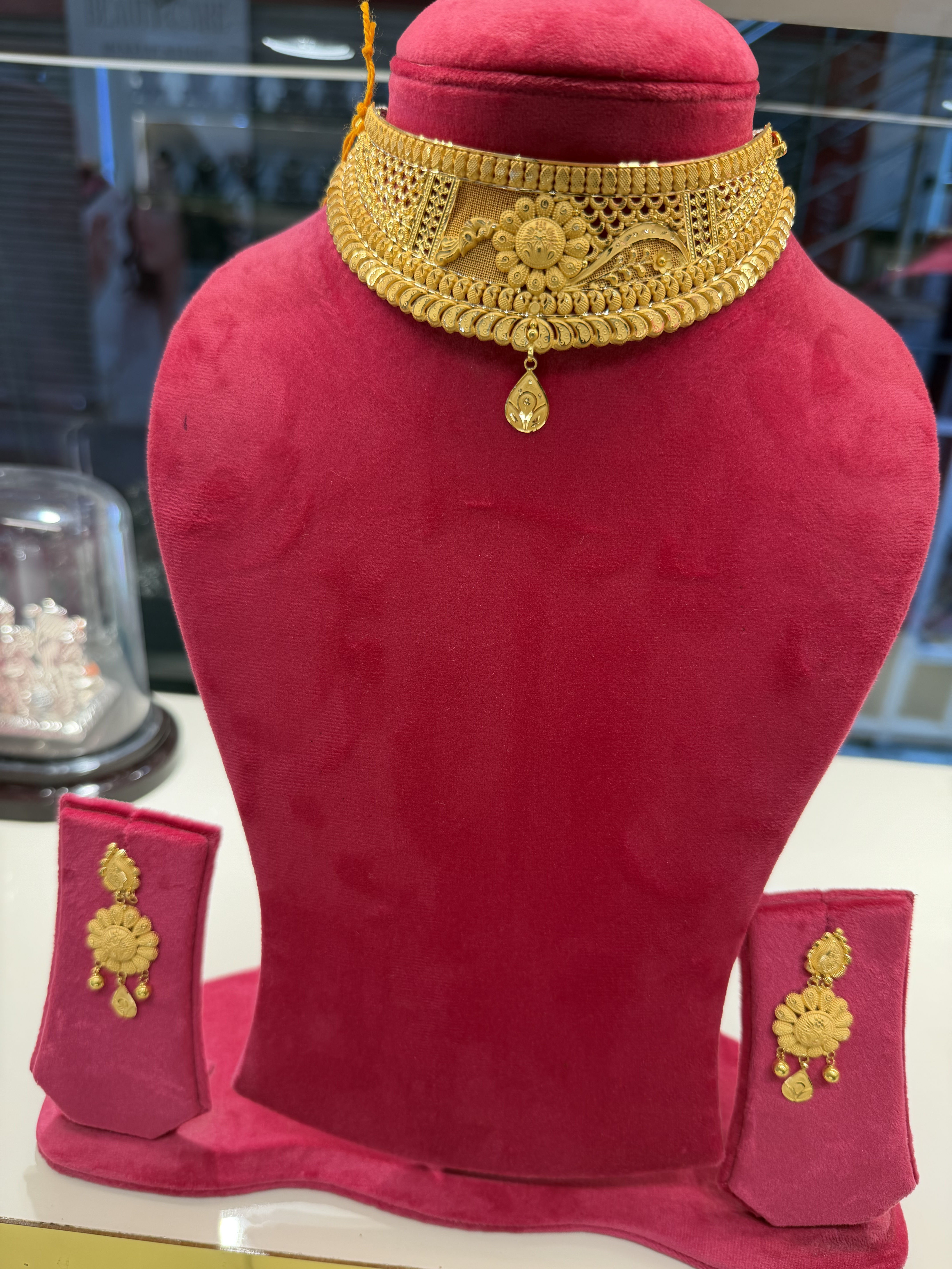 Collection necklace piece